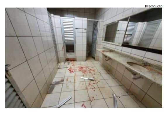 Homem separa briga em banheiro, segura agressor e acaba esfaqueado