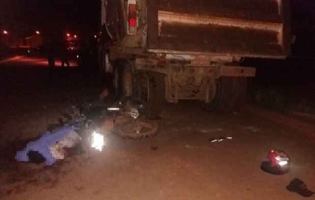 Motociclista de 29 anos morre ao bater em caminhão parado; veículo furtado