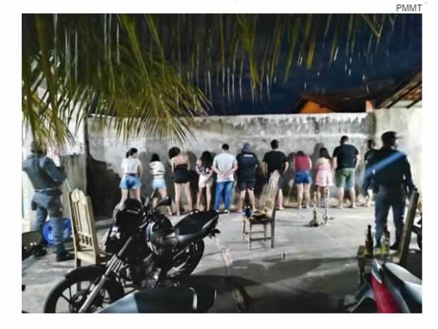 Vizinhos denunciam festa clandestina à polícia e 12 pessoas são presas