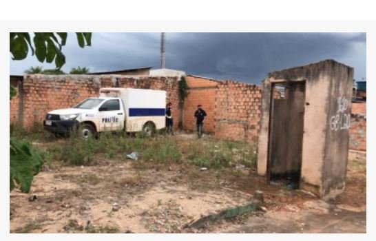 Mulher é encontrada morta em terreno baldio