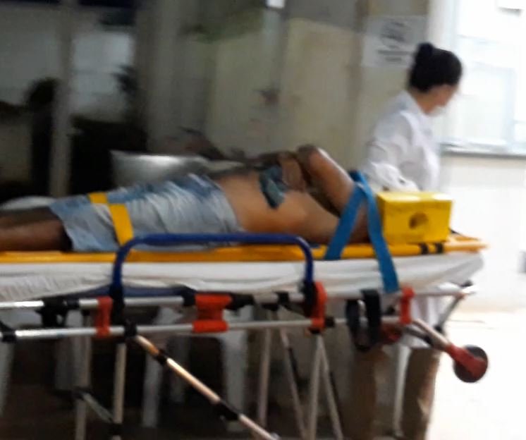 Motociclista em Colíder tem suspeita de traumatismo após chocar em lateral de veículo. (Vídeo)
