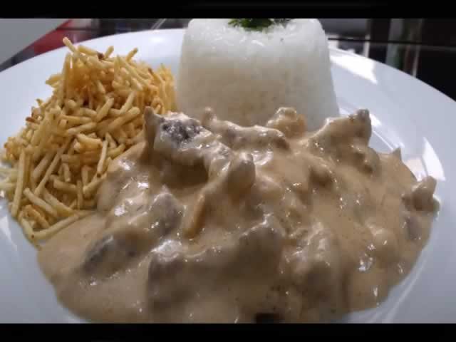 Estrogonofe de carne super saboroso e fácil de fazer!