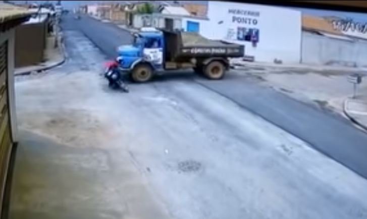 Caminhão avança cruzamento e mata adolescente que pilotava motocicleta