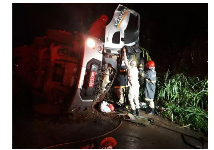 Caminhão carregado com carne tomba em MT e desliza por 15 metros em serra