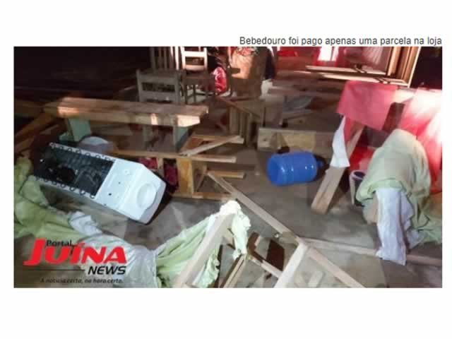 Igreja evangélica é invadida e toda quebrada durante culto em Juína;