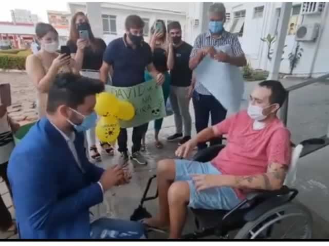 Após vencer a Covid e sair de UTI, homem é pedido em casamento e planeja união