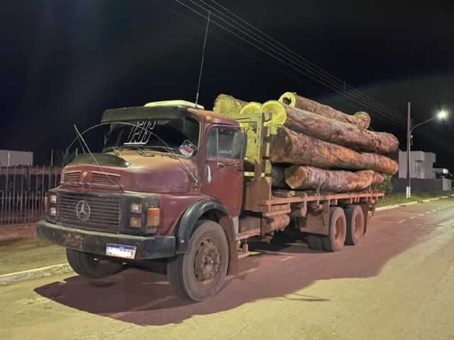 PM recupera madeira furtada e detém motorista sem habilitação em Feliz Natal. (Fotos)