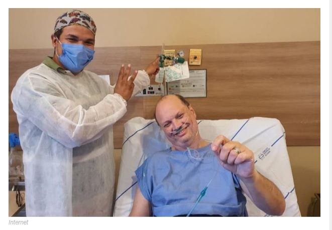 Após 28 dias internado, apresentador de TV vence Covid-19 e tem alta hospitalar