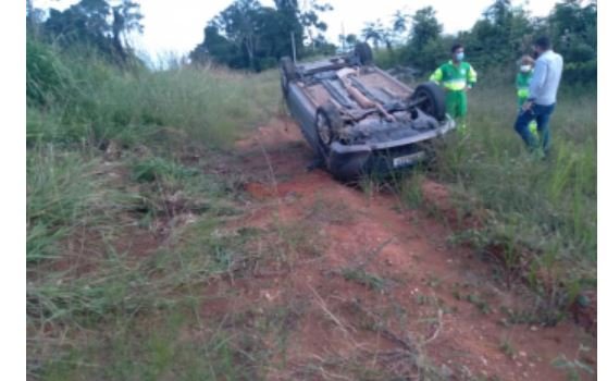 Motorista perde o controle da direção e carro capota na MT-320.