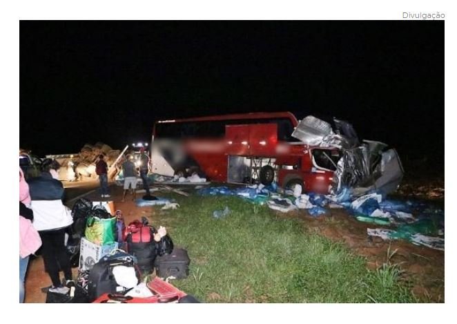 Batida entre ônibus e carreta deixa três feridos em Mato Grosso
