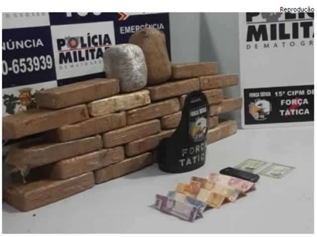Força Tática encontra 20 tabletes de pasta base em ônibus e prende casal