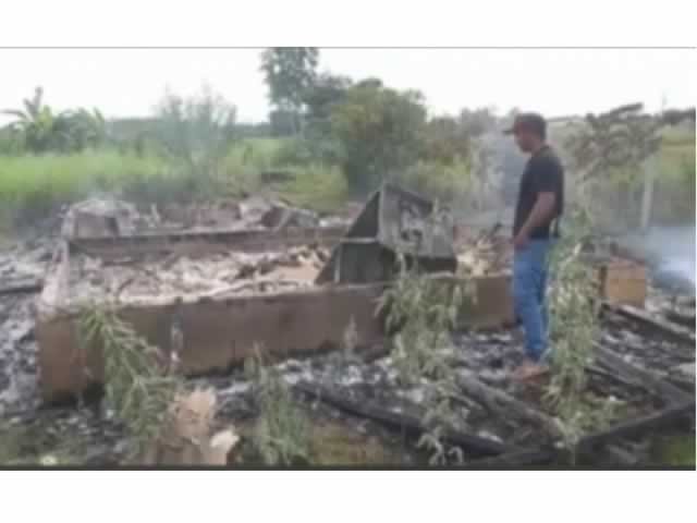Irmãos morrem carbonizados em incêndio em residência numa comunidade em Matupá. (Fotos)