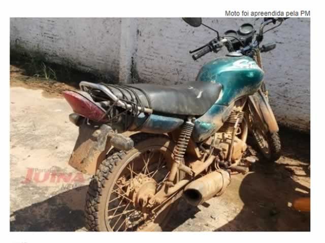 Jovem com sinais de embriaguez desrespeita e provoca policiais ao passar de moto em frente quartel da PM