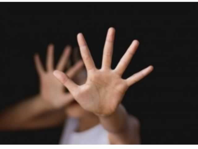 Mulher ameaça enterrar criança de cabeça para baixo em MT
