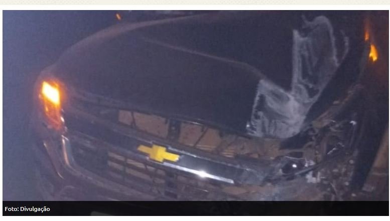 Bandidos armados roubam dona de restaurante, rendem clientes e batem caminhonete. (Fotos)