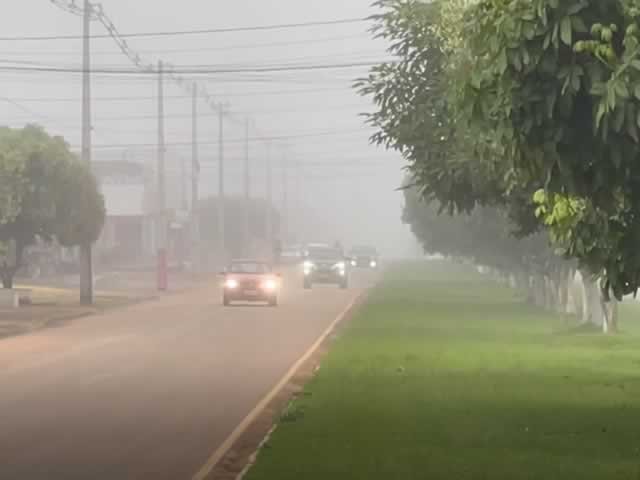Forte cerração cobriu a cidade de Colíder nesta terça-feira (20). (Vídeo)