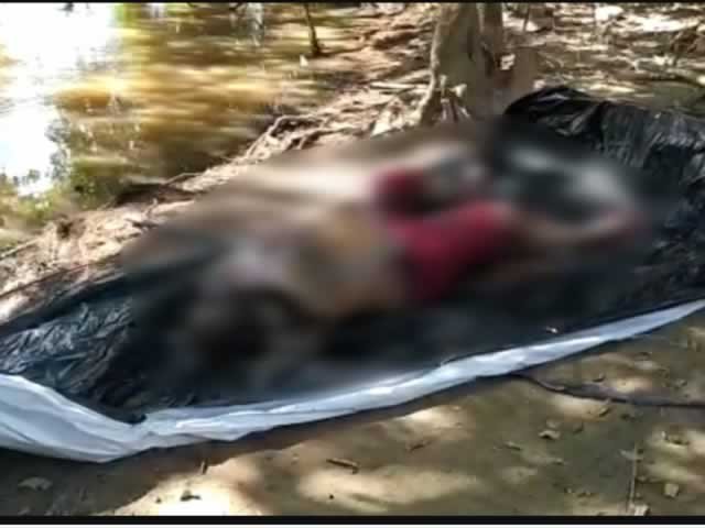 Corpo sem braços é encontrado enrolado em lona preta em rio