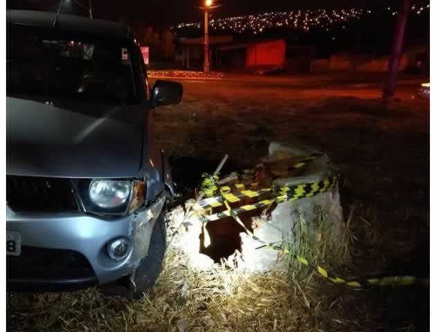 Homem bate carro, desce para ver estrago e cai em poço de 15 metros de profundidade