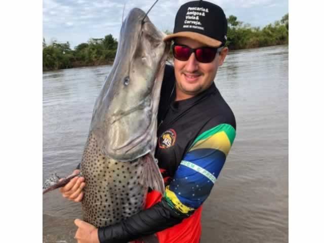 Homem pesca peixe de 1,70 metro e mais de 50 Kg. (Fotos)