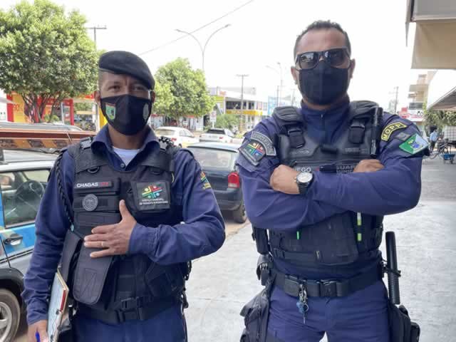 Agentes de Trânsito de Colíder orientam motociclistas entregadores. (Vídeo)