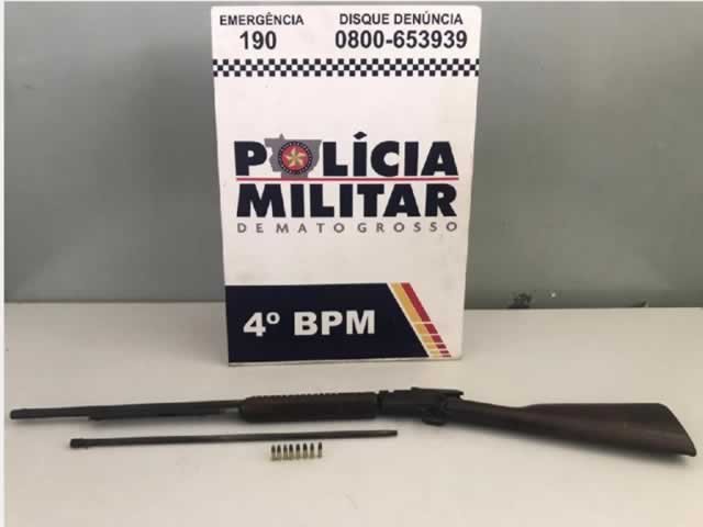 PM é acionada e apreende espingarda usada em ameaça e homem é preso