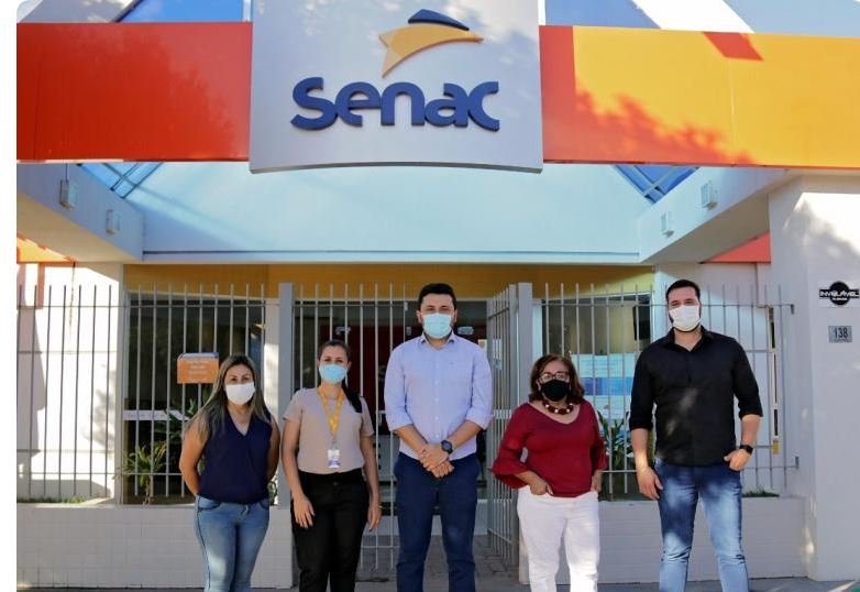 Prefeito Maninho visita unidade do SENAC e reforça parceria