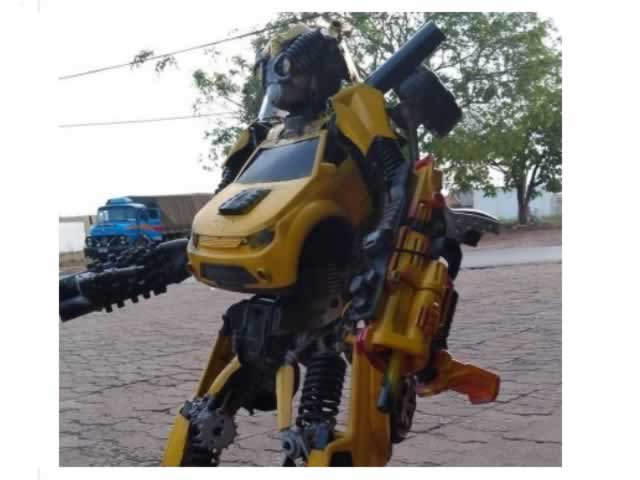 Lavador de veículos constrói carros e 'Transformers' . (Fotos)