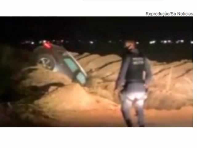 Motorista tenta atropelar PMs durante abordagem, foge e cai com Audi em barranco