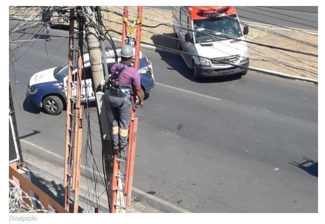 Trabalhador é eletrocutado durante serviço de manutenção em poste