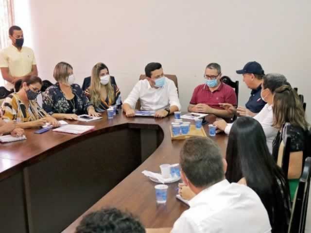 Prefeito Maninho recebe a visita do Secretário estadual de Educação e deputados estaduais