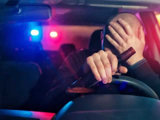Homem em Colíder visivelmente alcoolizado resiste a abordagem desacata os policiais e acaba preso.