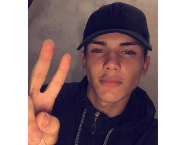 Jovem morre após bater moto em meio-fio