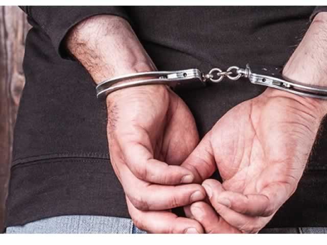 Homem de 43 anos e preso por atos libidinosos em frente à crianças.