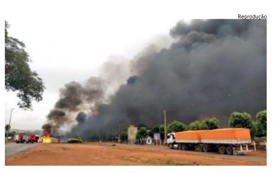 Carretas pegam fogo e pista fica interditada em Rondonópolis