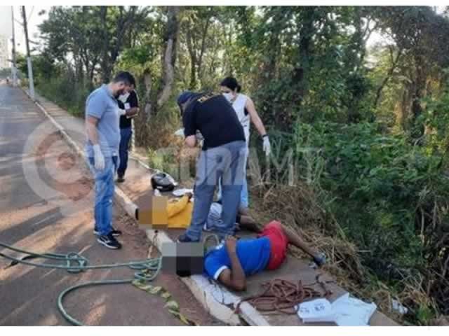 Dois homens em uma moto morrem após bater em árvore em MT