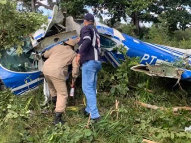 Piloto e passageiro ficam feridos em queda de avião no Pantanal. (Fotos)