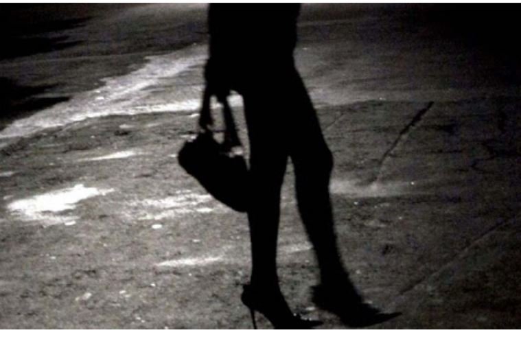 Travesti é agredida, jogada de escada e ainda tem dinheiro roubado por haitiano