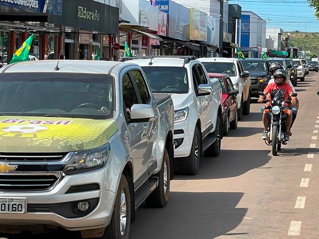 Em Colíder foi grande o comparecimento das pessoas na carreata do Movimento Brasil Verde e Amarelo. (Vídeo)