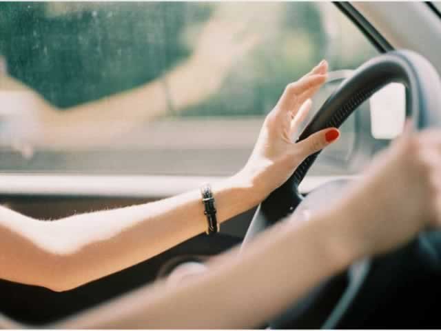 Marido encontra mulher nua no carro de outro; ela diz que foi dopada
