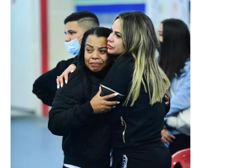 Corpo de MC Kevin deixa velório sob aplausos