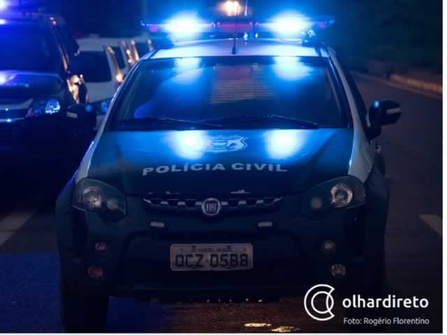 Homem é executado a tiros na calçada em frente de casa