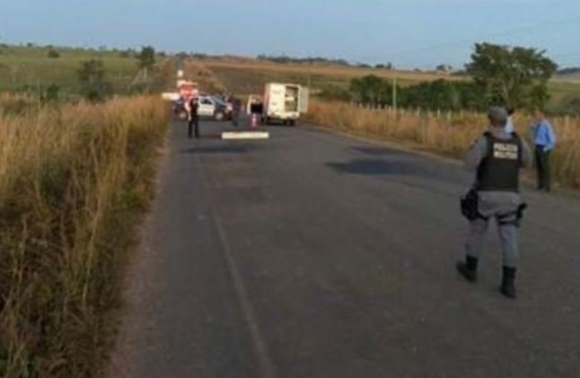 Homem tenta atravessar rodovia e é atropelado por caminhão