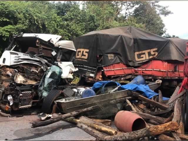 Caminhão e carreta batem de frente em rodovia de MT; 1 morre