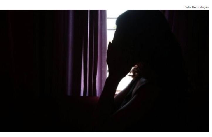 Homem dá bebida alcoólica para a própria filha e tenta estuprá-la em motel