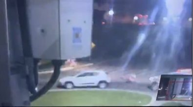 Mulher pula de carro roubado em movimento; veja vídeo