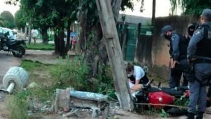 Menor morre ao bater moto em poste durante fuga da polícia