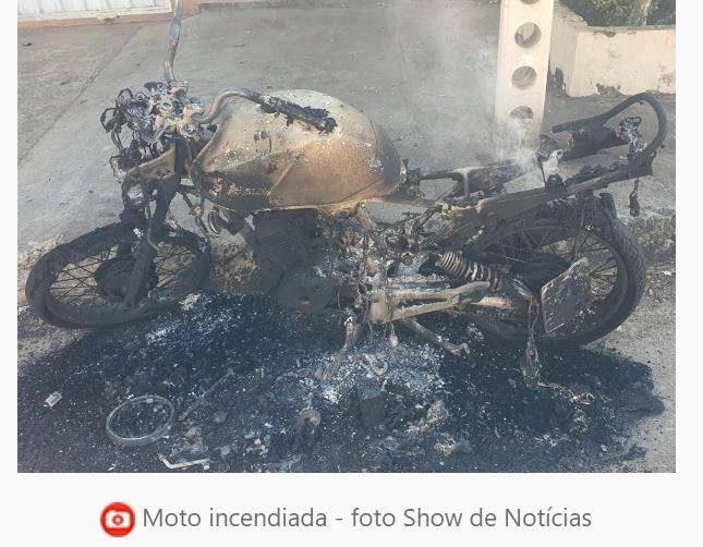 Acidente entre motos deixa mãe e filho com fraturas nas pernas e uma moto pega fogo.