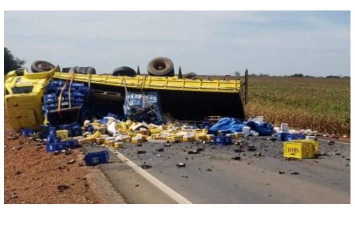Caminhão carregado de cerveja tomba em rodovia de MT