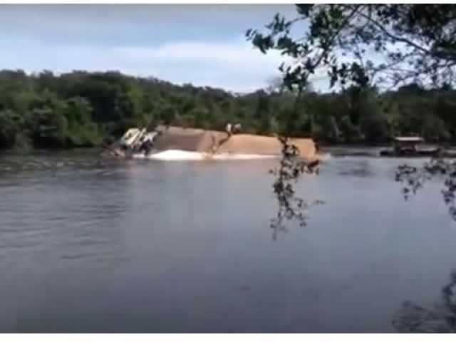 Balsa não suporta peso, vira e derruba carreta no rio em MT