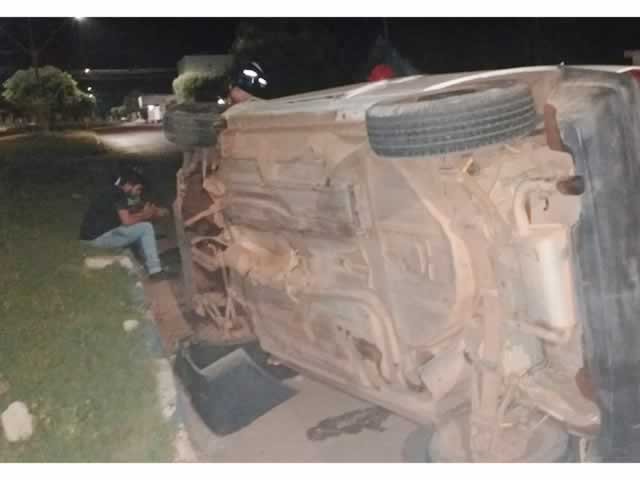 Carro em Colider tomba após motorista bater em rotatória na Dauri Riva. (Fotos)